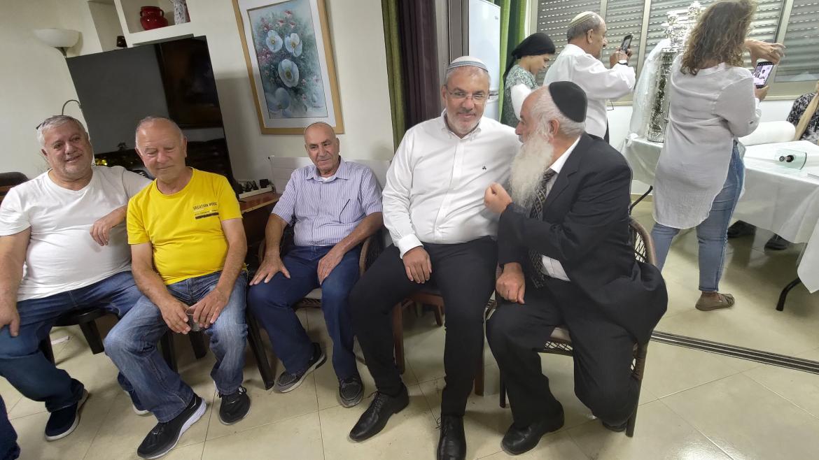 ראש המועצה בכתיבת ספר תורה