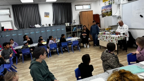 הילדים מטפסים על הקירות ההנחיה של מועצת גבעת זאב שהצילה את ההורים (5).jpg